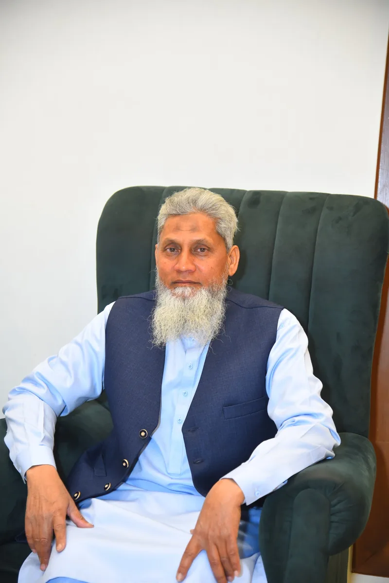 Hakim Imtiaz Rashid Awaisi, Unani practitioner at Awaisia Pansar
