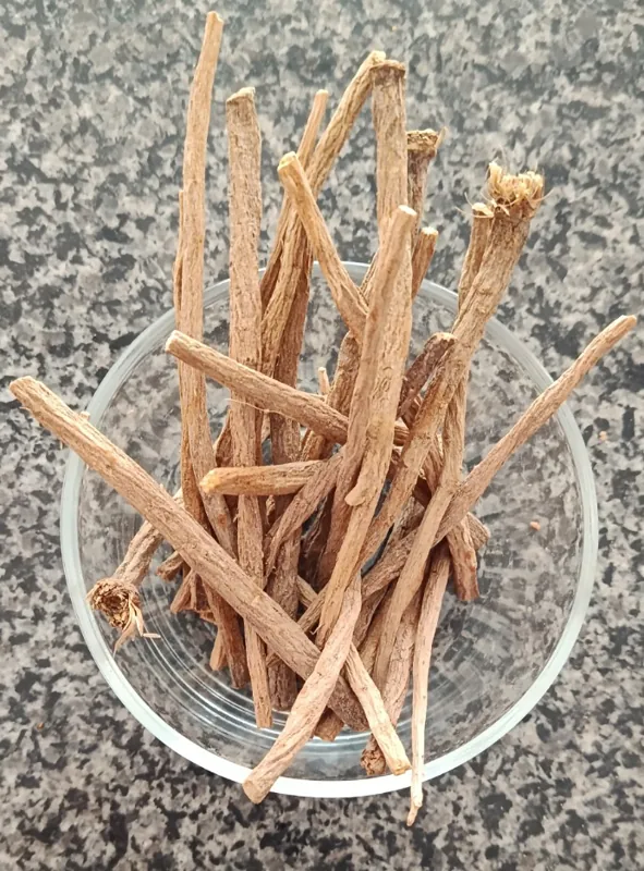 Dried Akarkara root (Aqarqarha) — عقرقرحا