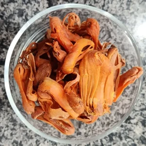 Whole mace blades (Javitri) in a glass bowl at Awaisia Pansar — جاوتری
